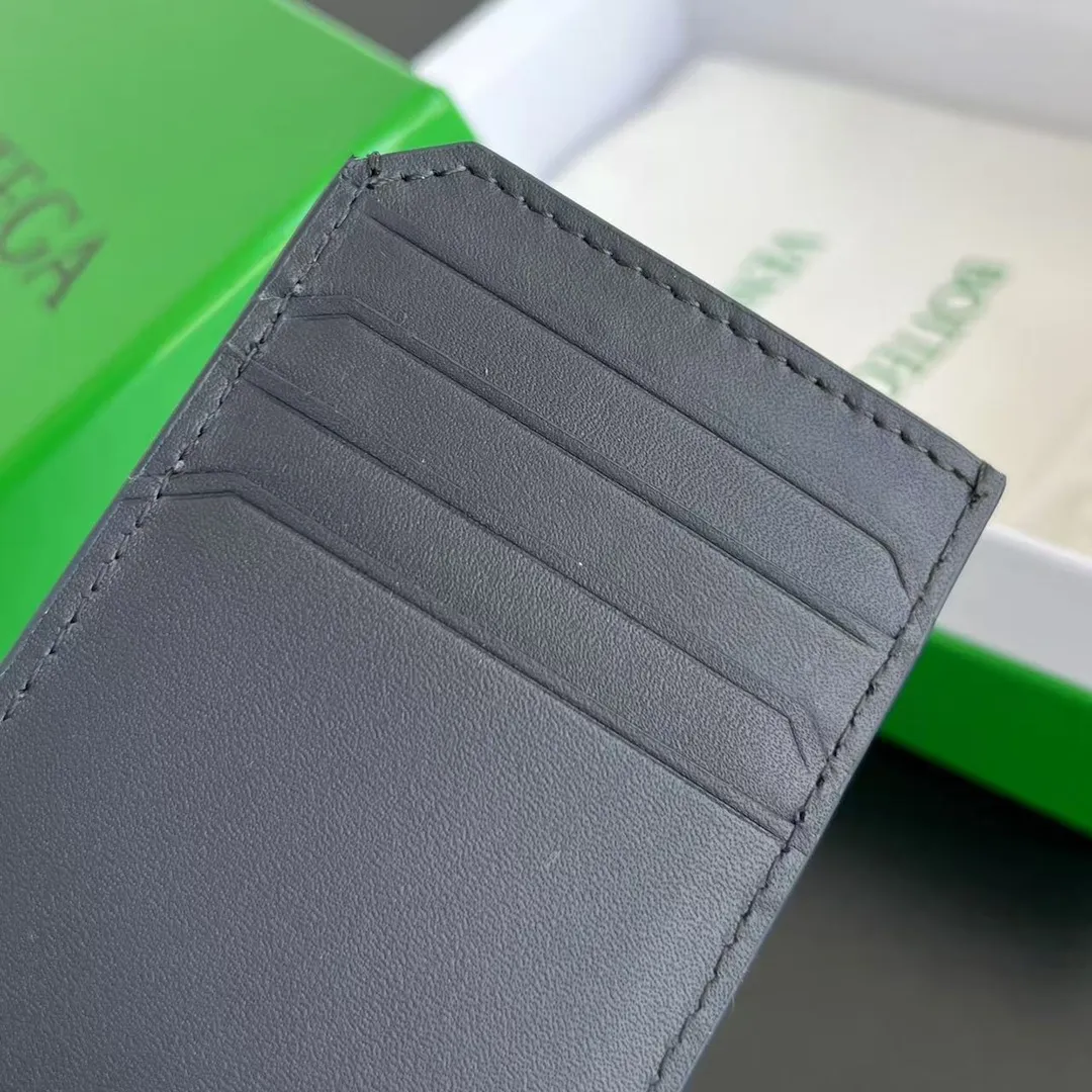 BV’s new 796963 woven Piccolo vertical card holder. The classic small woven work that I miss 0.7 is back. It’s really designed. The calfskin texture is high-end. It’s carefully designed with four card slots and a central compartment. You can also put cash in for daily use. You deserve to have such an thoughtful design. P440 Size: 12*7*0.5cm